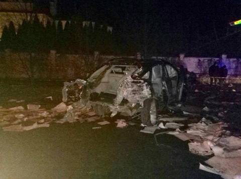 У Львові Lexus врізався у дерево