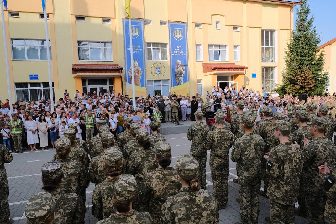 У Ліцеї імені Героїв Крут вперше прийняли дівчат на навчання