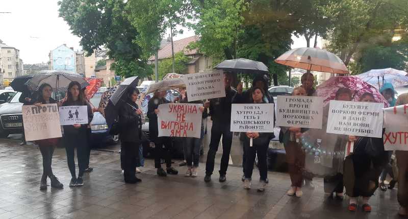 Мешканці Бродівщини пікетують Львівську облраду проти будівництва норкової ферми