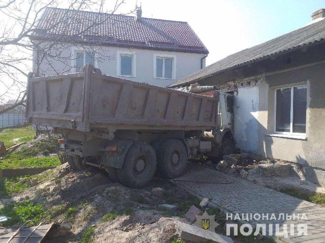На Пустомитівщині вантажівка заїхала у житловий будинок