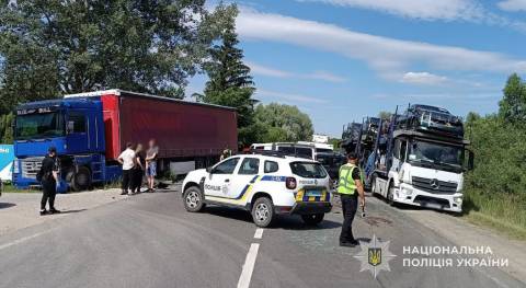 Поблизу Жовкви у потрійній ДТП постраждали водій та пасажирка легковика