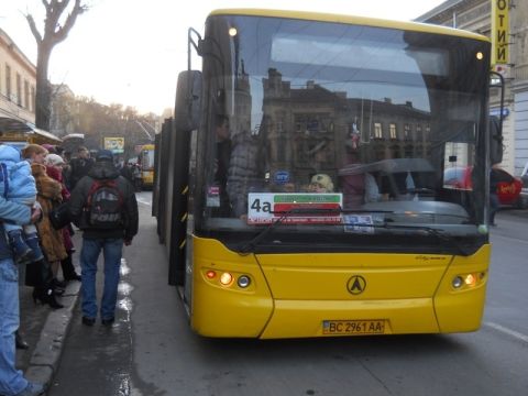 Автобуси АТП №1 у Львові не виходять на маршрути вчасно