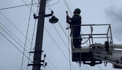 Енергетики відновлюють електропостачання мешканцям 114 населених пунктів Львівщини