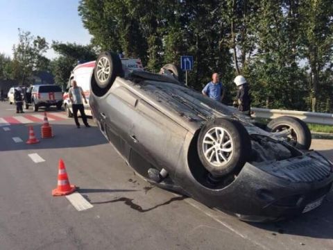 ДТП на Миколаївщині: внаслідок удару авто перекинулося