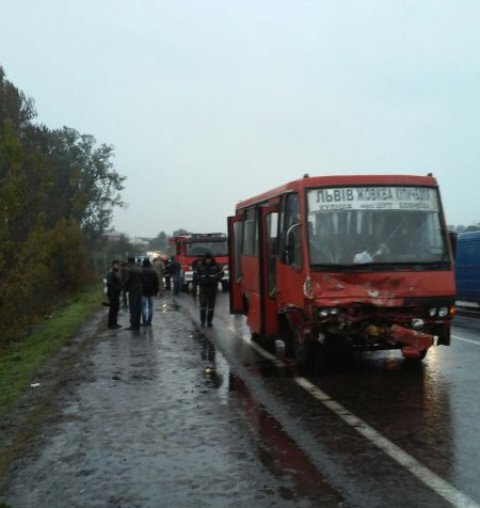 На Львівщині маршрутка зіткнулася з авто: є загиблі