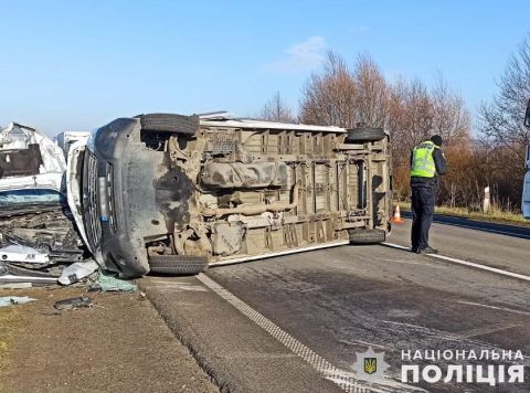 На трасі Київ – Чоп у потрійному ДТП загинув водій мікроавтобуса