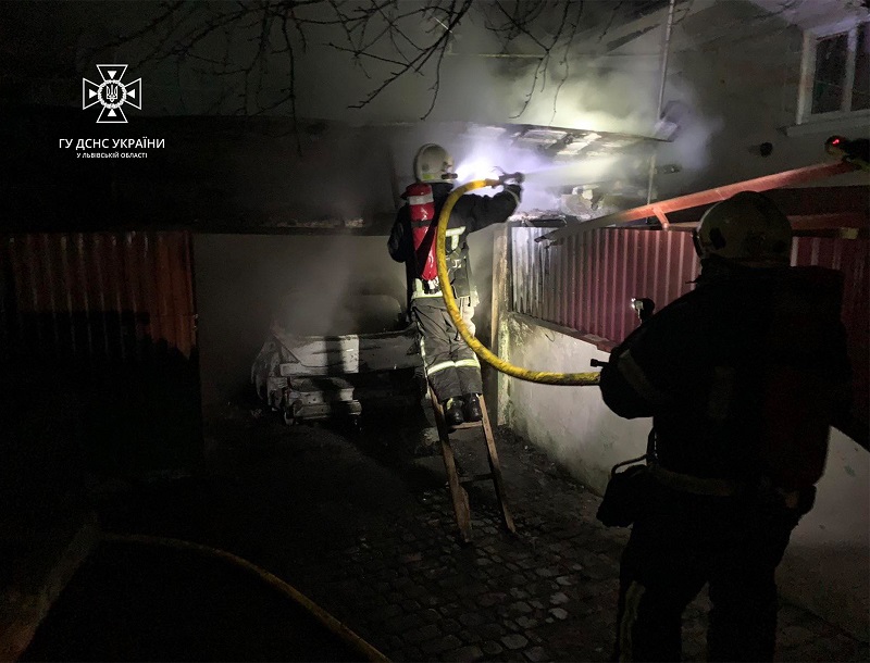 На Львівщині вночі згорів гараж разом з автівкою