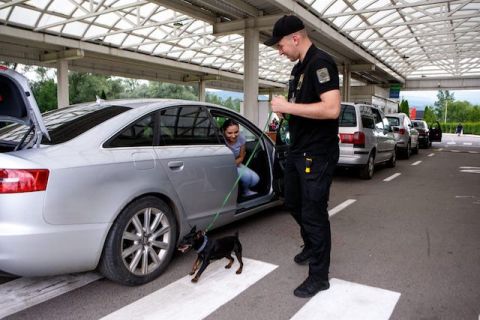 Найдовша черга на виїзд з України перед МПП Краківець