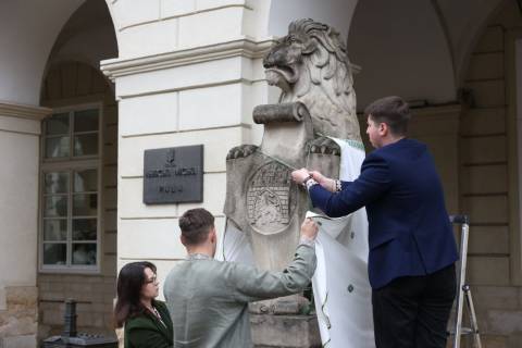 Львівських левів одягнули у вишиванки