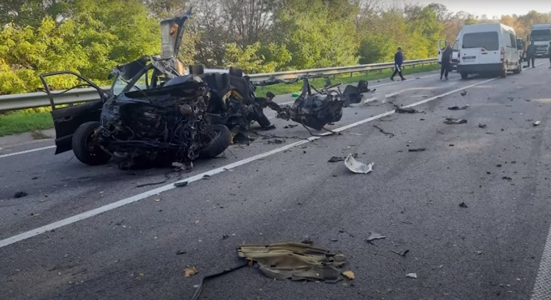 На трасі Київ-Чоп у ДТП з п'ятьма автівками загинув водій легковика