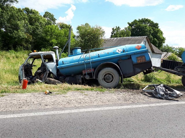 На Львівщині перевернувся бензовоз