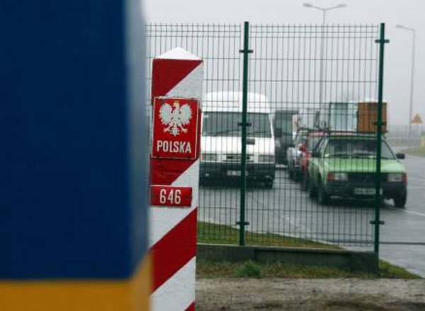 На кордоні з Польщею в українця вилучили 440 штук цигарок