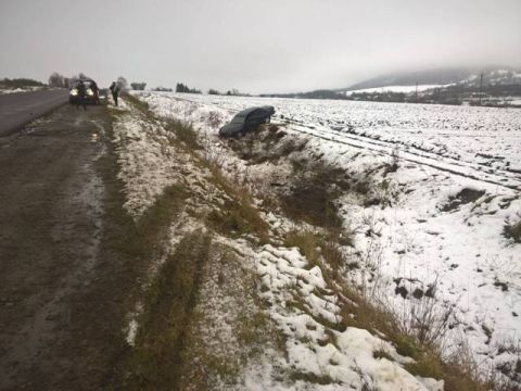 На Золочівщині автівка з'їхала у кювет: постраждали двоє іноземних студентів