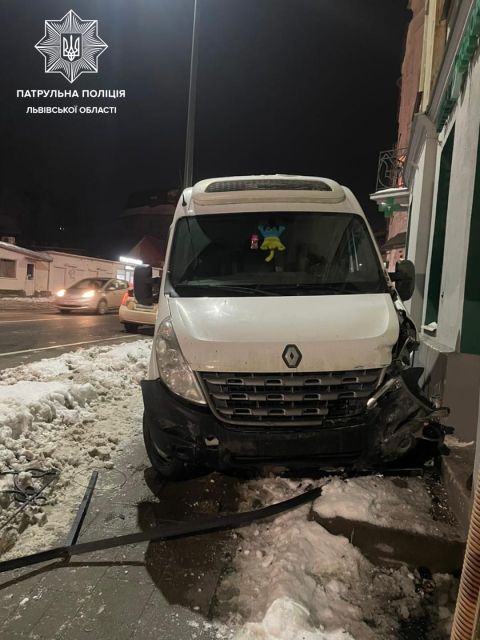 У Львові п'яний водій влетів у будинок