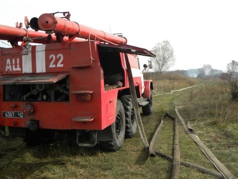 На Львівщині третій день горить торфовище