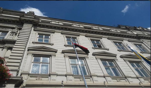 Правий сектор у Львові замінив прапори ЄС на червоно-чорні