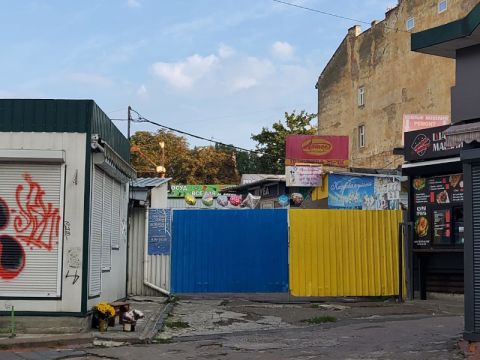 Міськрада Львова розпочала демонтаж огорожі біля ринку Добробут