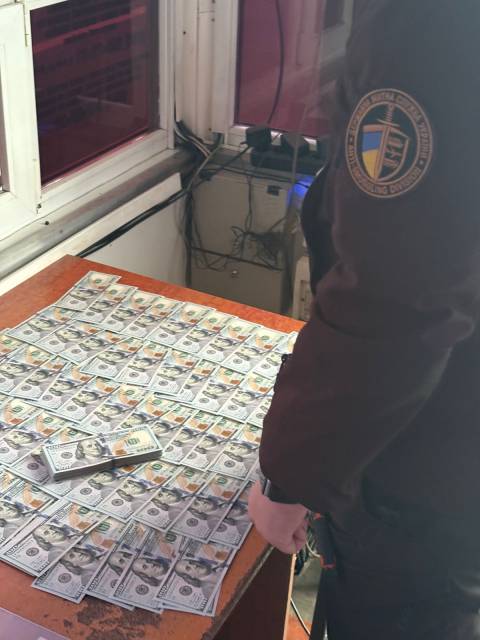 У Рава-Руській виявили 20 тисяч доларів прихованої готівки