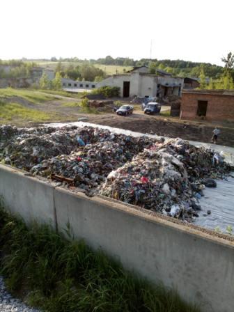 Жовківська фірма скидає велику кількість сміття на своїй території