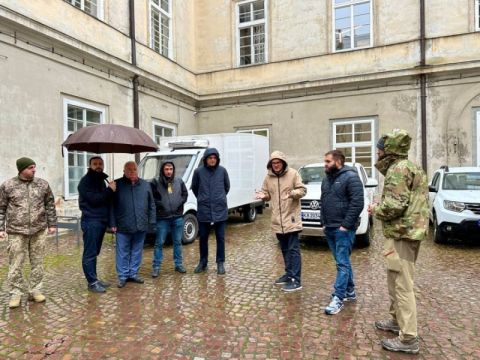 Львівські депутати передали ще три автомобілі для військових