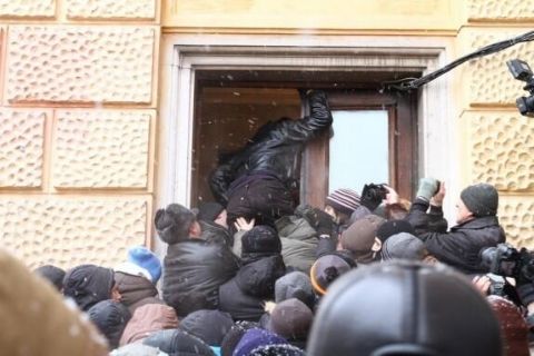 У Чернівцях, Рівному та Луцьку мітингувальники захопили ОДА
