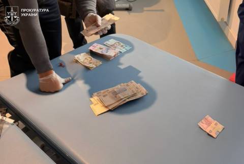 Реабілітолога лікарні у Львівській громаді викрили на хабарі у 80 тисяч гривень