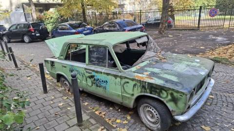 У Львові дві покинуті автівки перемістили на арештмайданчик