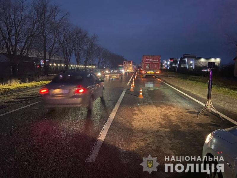 Поблизу Львова вантажівка насмерть збила пішохода