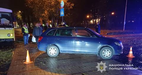 У Львові водій Skoda збив людину на пішохідному переході