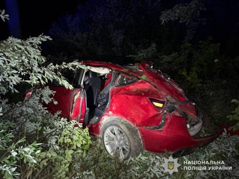 На Яворівщині перекинулась Tesla: одна людина загинула та ще четверо постраждали