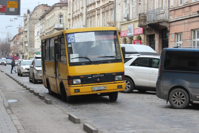 З початку року на Львівщині зменшився попит на маршрутки та залізницю