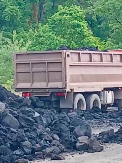 У Соснівці важкі вантажівки руйнують дорогу та шкодять здоров’ю людей