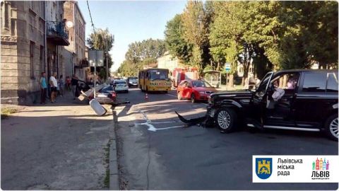 У Львові водій автівки врізався у стовп