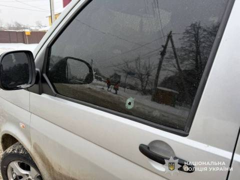 Поліція шукає підозрюваного у розстрілі буса з працівниками ТЦК біля Львова