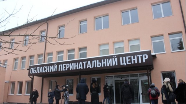 Суд поновив на посаді лікаря перинатального центру, звільненого за огріхи будівельників