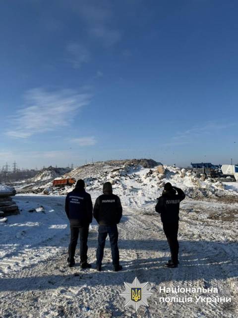 Правоохоронці проводять обшуки на Львівщині у справі вивезення сміття