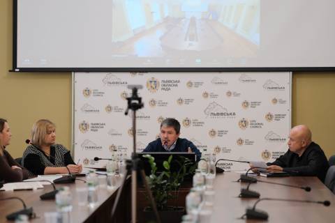 Депутат Кирилич їздить на службовій автівці Львівської ОВА