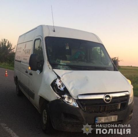 У Червоноградському районі водій мікроавтобуса насмерть збив пішохода