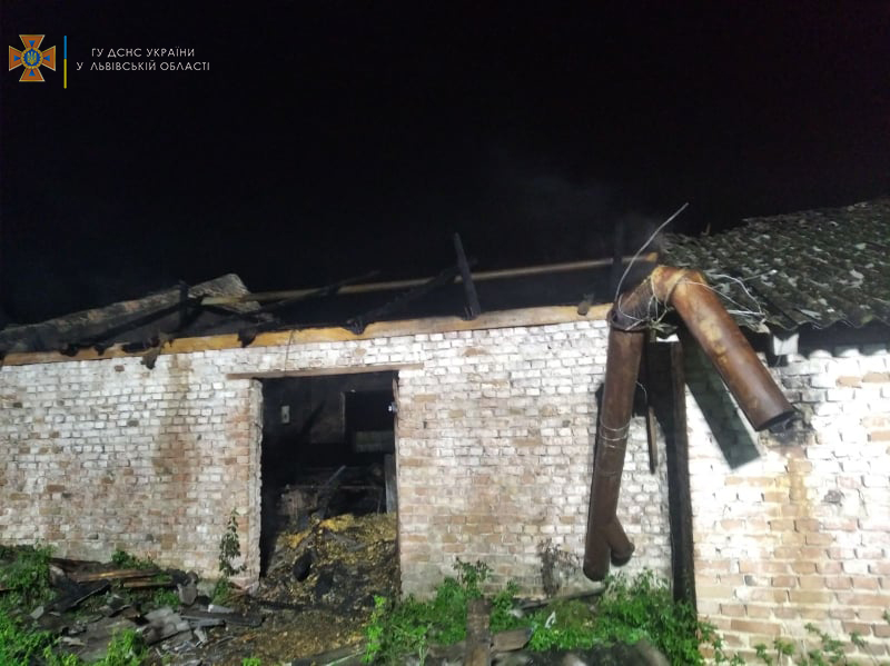 На Яворівщині в пожежі згорів дах будівлі