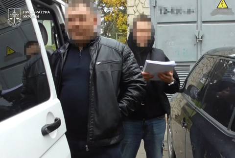 Держреєстратор з підприємцем незаконно присвоїли 16 паїв на Золочівщині