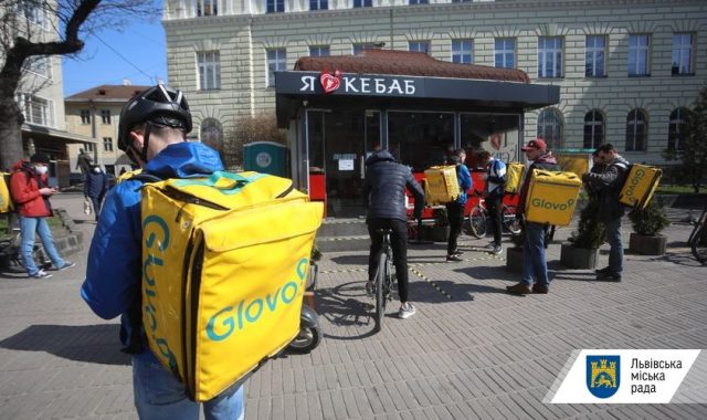У Львові заборонили розплачуватися із працівниками служби доставки готівкою