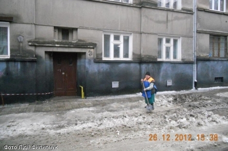 Депутат облради Баран вимагає, щоб Садовий пояснив комунальникам: викидати сніг на дорогу – не можна