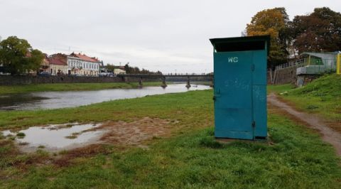 Учні 25 шкіл на Львівщині змушені ходити до надвірних вбиралень