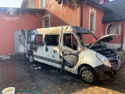На Яворівщині під час пожежі авто Renault Master постраждав чоловік