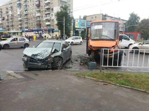 У Львові маршрутка потрапила у ДТП: є постраждалі