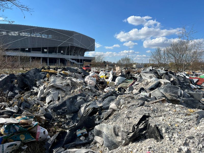 Поблизу стадіону Арена Львів виявили звалище скла, цегли, будівельних та твердих відходів
