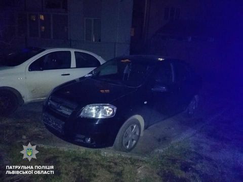 У Львові чоловік викрав 2 номерні знаки з автомобілів