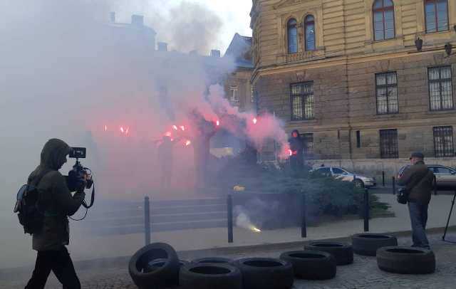Активісти підпалили димові шашки під будівлею поліції Львівщини