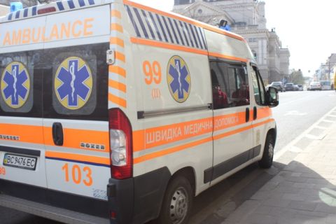 На Львівщині автівка врізалась у туристичний автобус