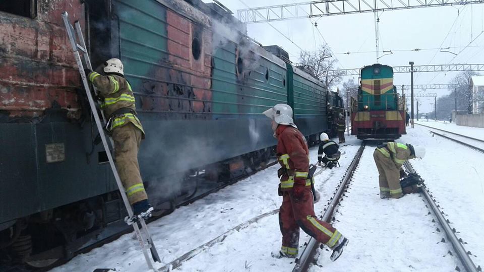 На Городоччині поблизу залізничної станції зайнявся електровіз